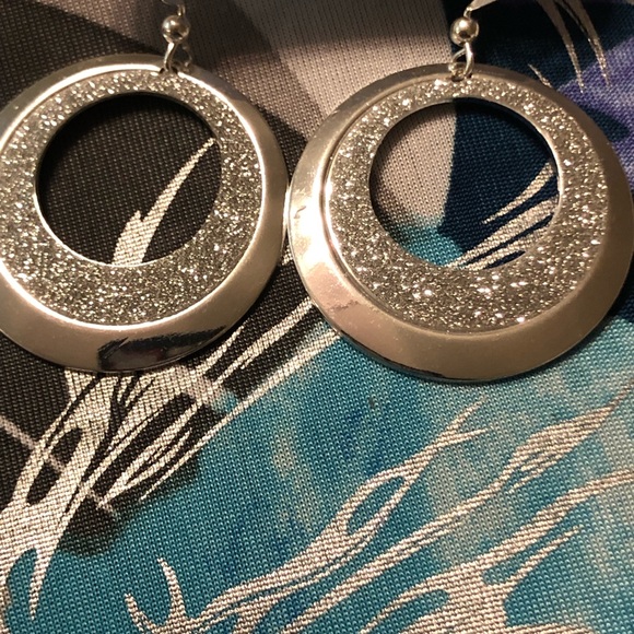 Silver tone Circle ⭕️ Drop Earrings - Picture 5 of 6